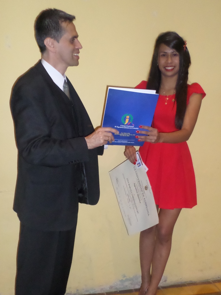 Foto: Lina Marcela Crdenas Dulcey, recibe su matrcula profesional.